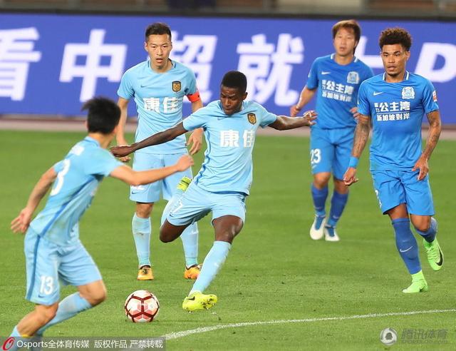 泰伦斯·马力克新片热拍 曝迈克尔·法斯宾德加盟 2012-10-08 刚刚结束了《圣杯骑士》在洛杉矶的拍摄任务之后，导演泰伦斯·马力克便马不停蹄地投入到另一部新片的工作中，这便是在德州奥斯汀取景的未命名音乐剧电影。