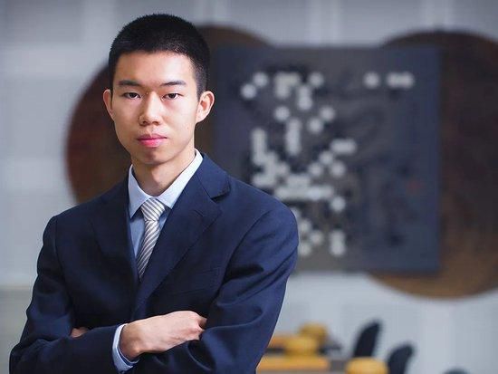 2025-08-12 近日，由管虎、费振翔共同执导的电影《东极岛》发布主题曲/片尾曲《东极谣》MV，伴随谭维维的吟唱，充满生命感的旋律仿佛自海风与浪涛间传来，眼前随之浮现出岛上原生淳朴的自然风貌，也让人感受到大海孕育的广 朱一龙《东极岛》票房破2亿！