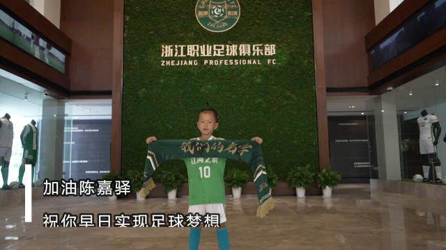 或许是姜文“怼记者”的行为太多标签化了，活动宣传方在活动开始前，就给大家吃了颗安定药，“我 《邪不压正》将成合拍片？