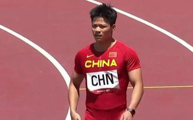 汪小菲游三亚散心 与朋友海边蹦迪 2021-12-02 12月2日，有网友在社交媒体晒出在三亚偶遇汪小菲的照片并配文：“三亚后海碰到汪小菲。