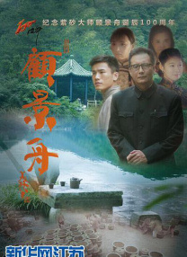 当天拍摄的地点是在一片草地上，安妮斯顿身穿休闲裤配深色毛衣开衫，站在忙碌准备拍摄工作的剧组人员旁边。