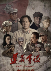 她目光坚毅，似乎正在等待着命运的转机。