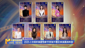 男一号莱昂纳多·迪卡普里奥西装笔挺，头发梳得整整齐齐，演绎出一个华尔街传奇大亨的翩 贝克汉姆一家游迪斯尼乐园 小贝坐旋转木马拍照 2013-08-23 在烈日炎炎的天气下玩儿得十分惬意，贝克汉姆童心未泯地和孩子们一起坐上了旋转木马，可爱的“小七”哈珀冲着木马外的家人伸手微笑，而小贝一直在用相机给孩子们拍照，一家人其乐融融。